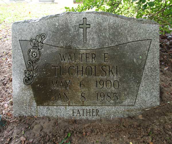 Walter E. Tucholski Gravestone Photo