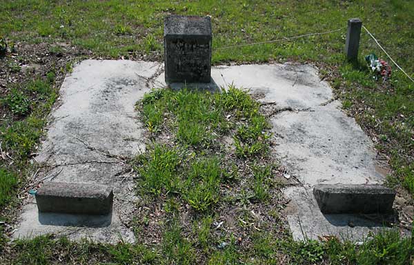 John & Nettie Daniels Gravestone Photo